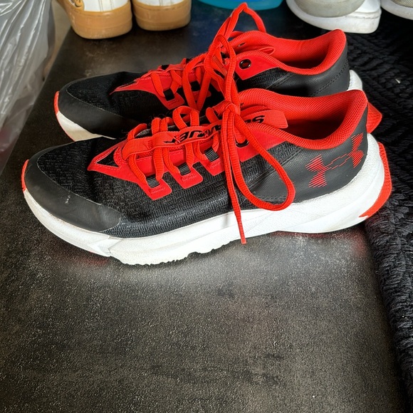 Under armor charged assert running shoes boys - Picture 3 of 4